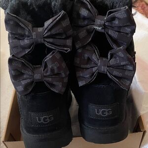 UGG Bailey Bow Il suede with UGG graphic, Black, Youth 13